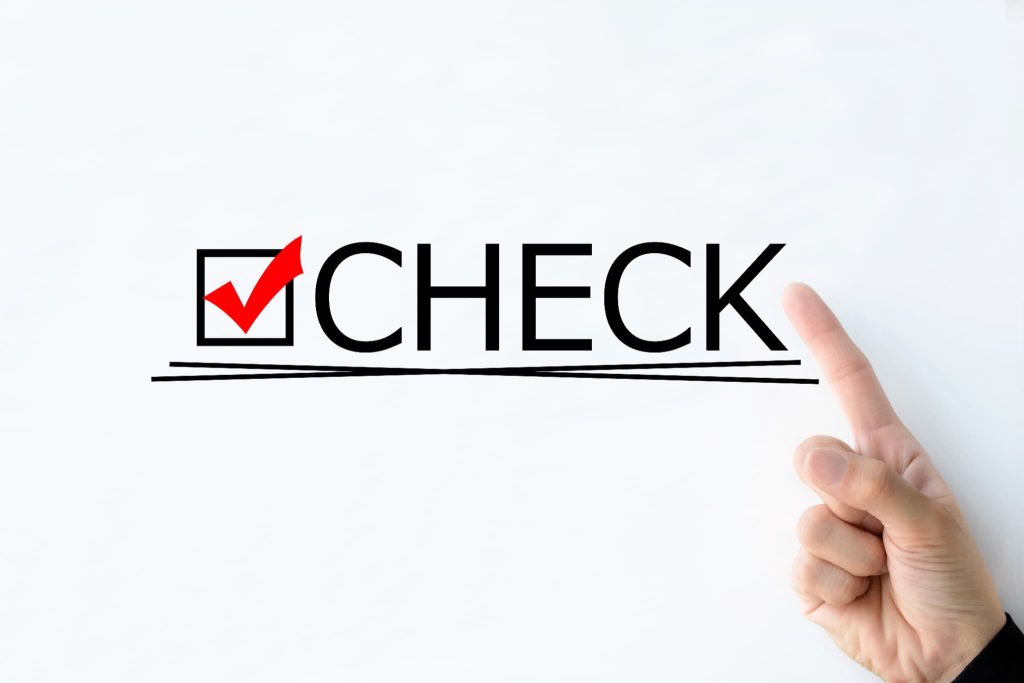 「CHECK」の文字とチェックマークを指差す手。「資金調達とは」どのような要件が必要か、融資審査を通過するための重要ポイントや注意点を強調しているイメージ