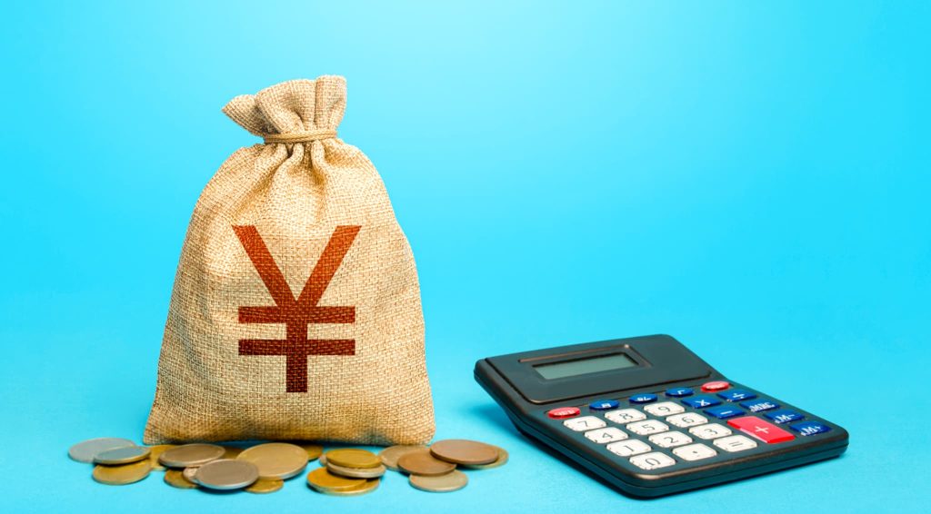 日本円のマークが入った袋と散らばった硬貨、電卓。キャッシュフローとは利益ではなく「現金（キャッシュ）」の流れであることを強調し、金銭管理の重要性を表現したイメージ