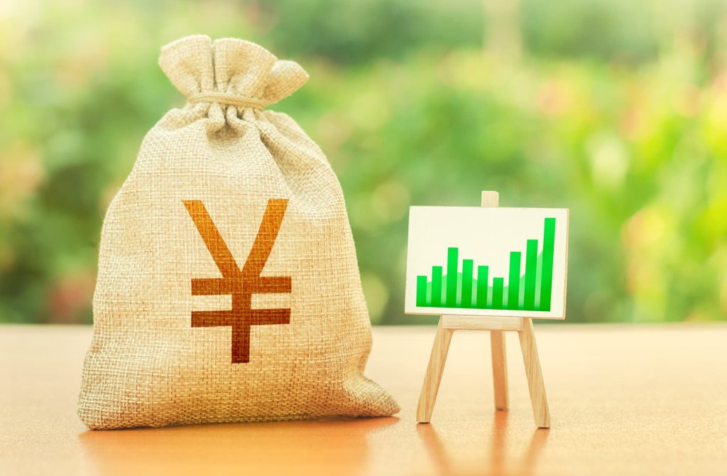 補助金や助成金による資金調達が事業の成長や利益拡大につながることを示す金袋とグラフ
