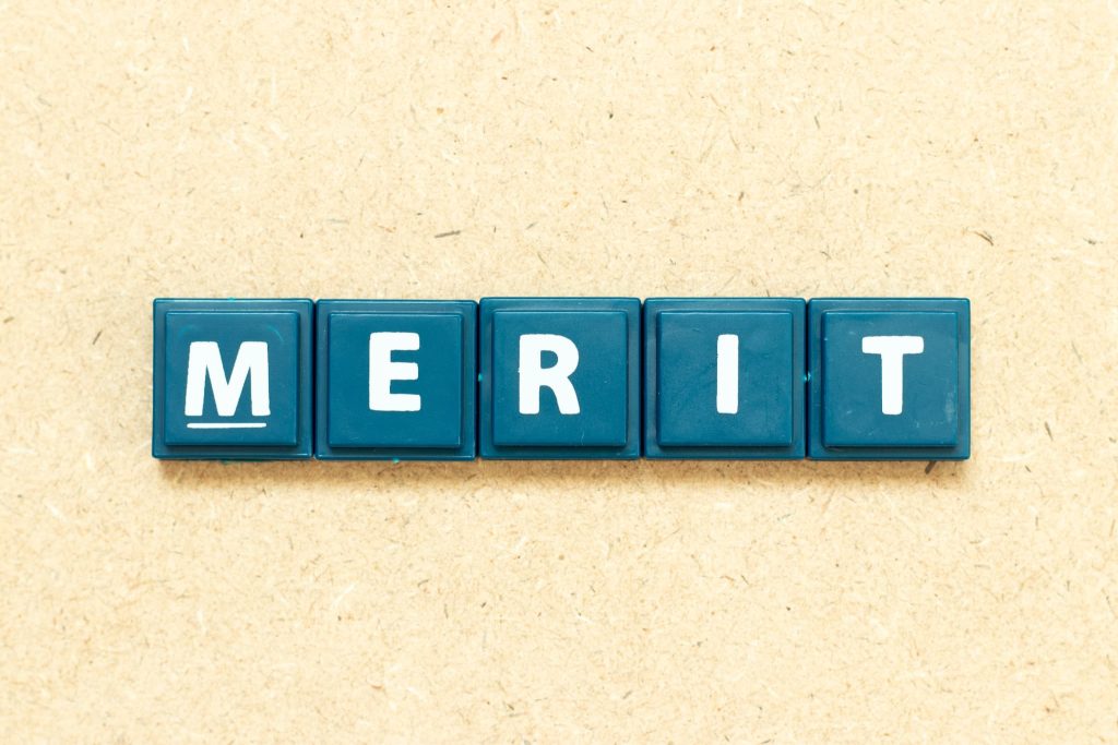 青いタイルにMERITの文字が並びファクタリング導入や手形割引を利用するメリットを強調するアイキャッチ素材