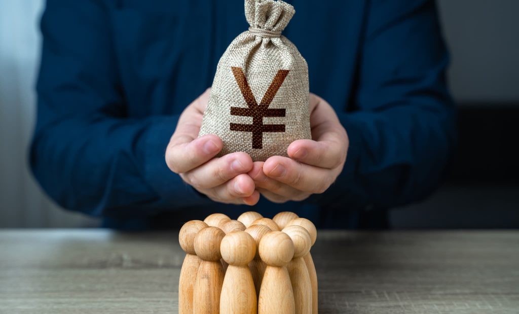 多くの人を表す人形の上で円マークの袋を持ち、クラウドファンディングなど多数の支援者から支援を募る資金調達方法を表現