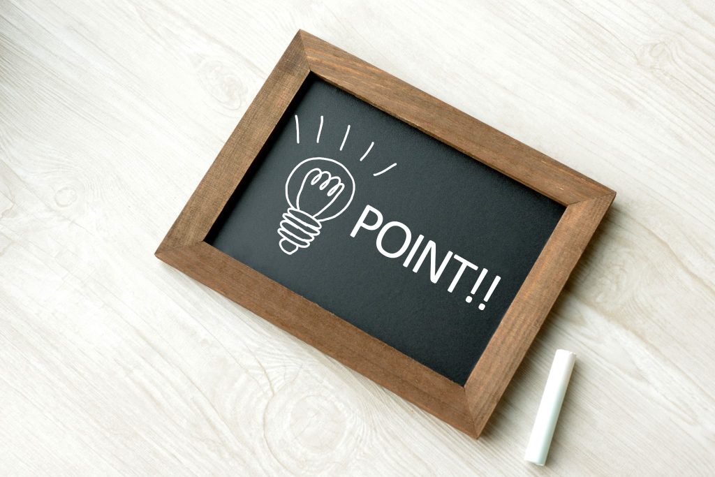 黒板に電球のイラストとPOINT!!の文字が描かれファクタリングや手形取引の重要なポイントを解説するイメージ