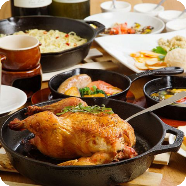 写真：テーブルに並ぶ様々な料理