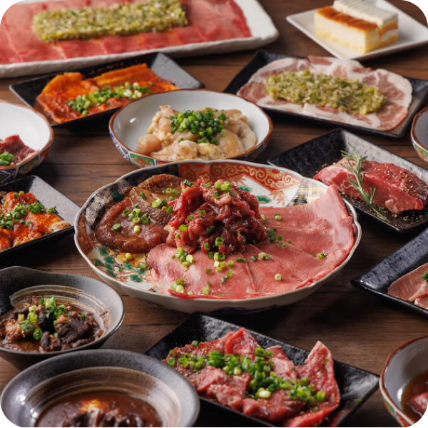写真：テーブルに並ぶ様々な肉