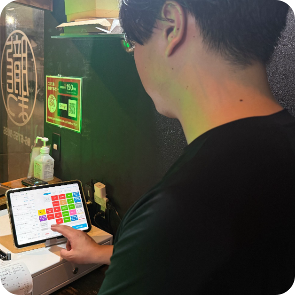 写真：タブレットを操作するスタッフ