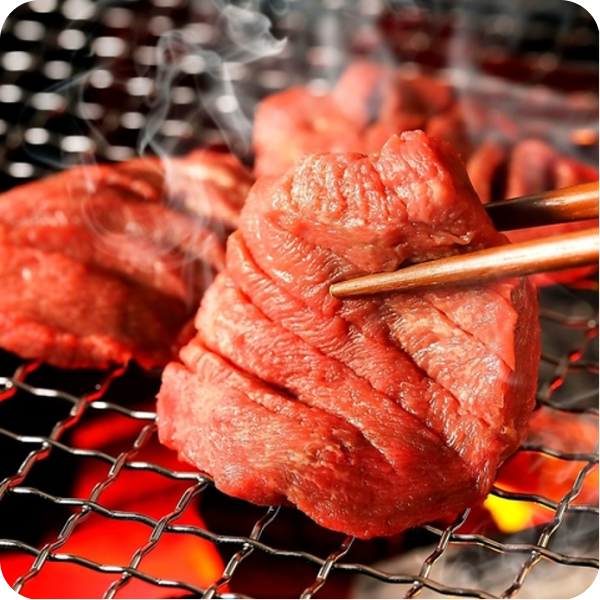 写真：牛タンを焼く様子