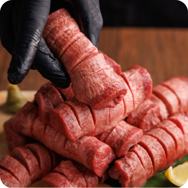 写真：皿に盛られた肉