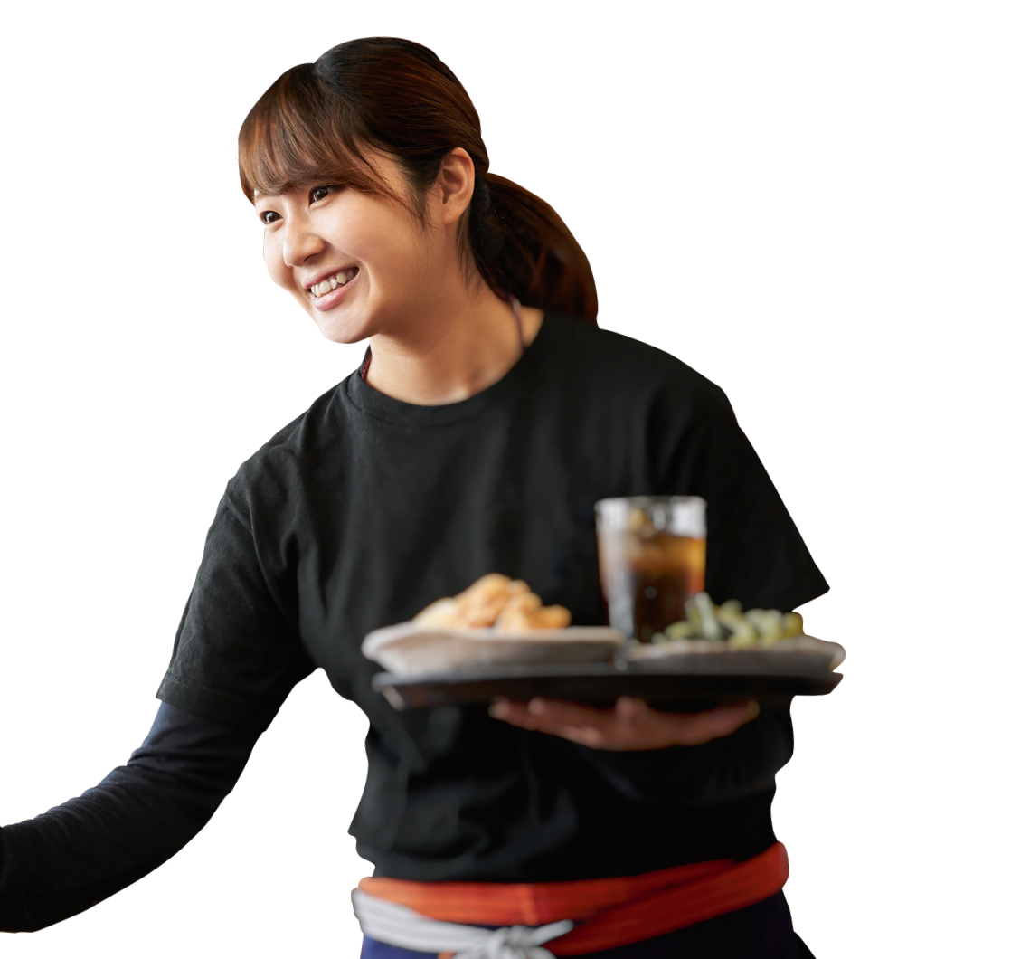 写真：料理を提供する女性スタッフ