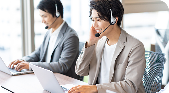 写真：電話対応するスタッフ