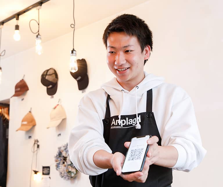 煩わしさと無縁のモバイルオーダー 店内版。「夜カフェ」の雰囲気を大切にできます。