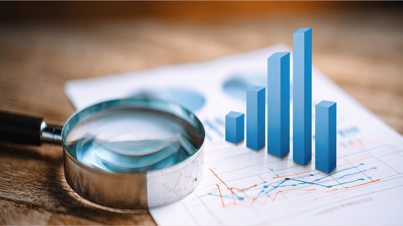 写真：アンケートのデータを虫眼鏡で詳細に分析しているイメージ