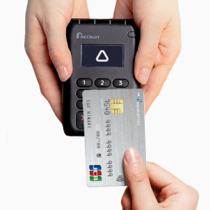 クレジットカードをカードリーダーにタッチ決済する画像
