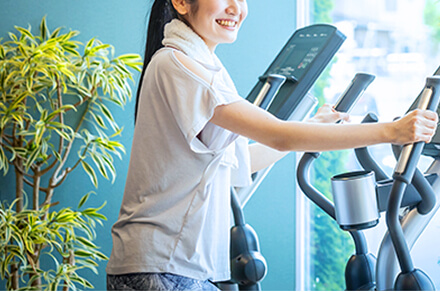 ジムで運動している女性の写真