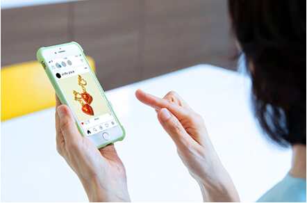 スマートフォンでSNSを見ている様子の写真