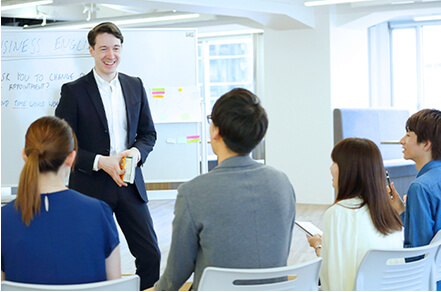 セミナー講師が参加者に向けて話している様子の写真