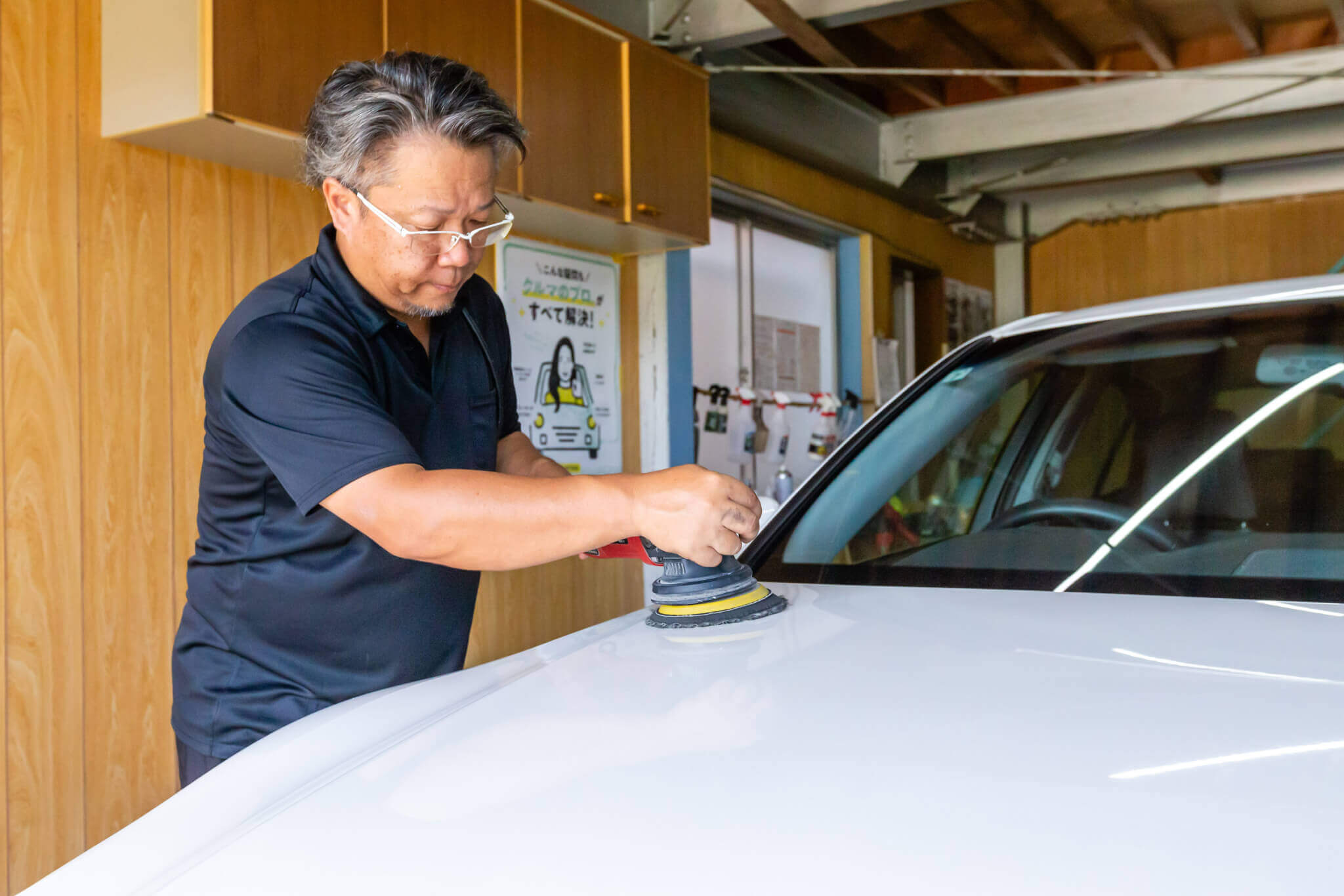 車のメンテナンスをしている写真
