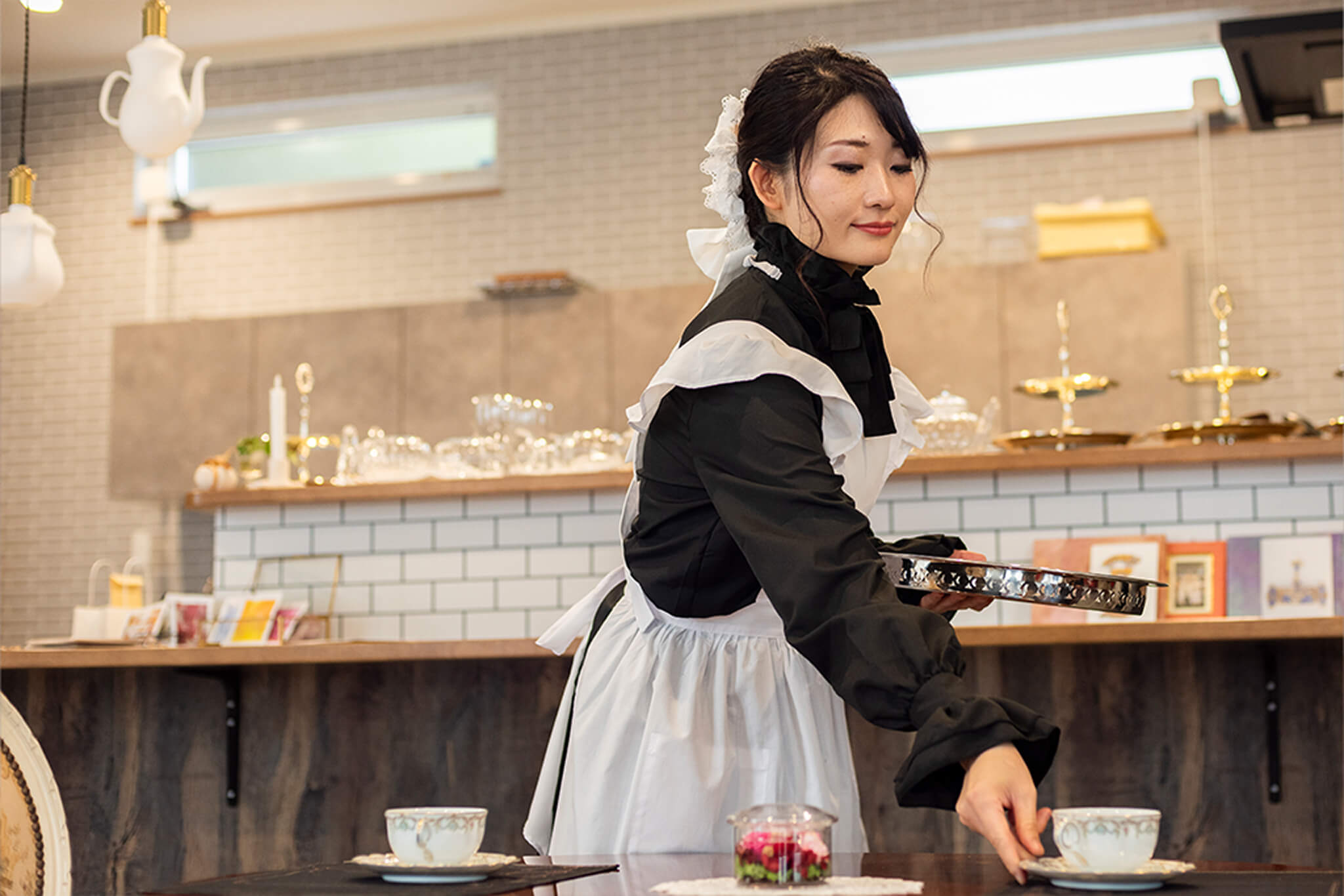 お茶を提供している写真