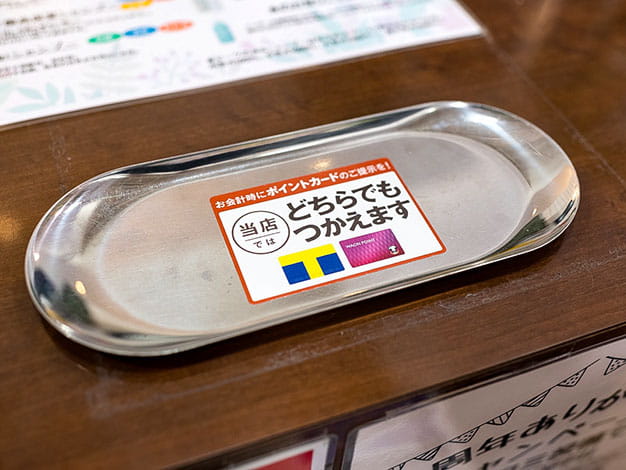 リクルートから提供してもらったステッカーなども有効に活用し、共通ポイントを貯めたり、使えたりすることをPRしています。