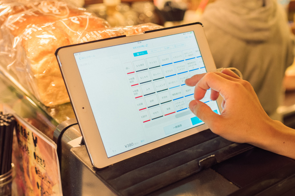 売上に関する購入日時や店舗、個数、商品名、価格、購入者の性別や年齢といった情報をPOSデータにて記録し、データ分析をして販売戦略立案、マーケティング戦略立案、キャンペーン企画に活用。