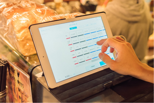 売上に関する購入日時や店舗、個数、商品名、価格、購入者の性別や年齢といった情報をPOSデータにて記録し、データ分析をして販売戦略立案、マーケティング戦略立案、キャンペーン企画に活用。