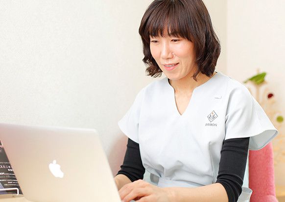 日々の売上げ確認はAirレジで、経費まで含めて見るときは弥生を使います。