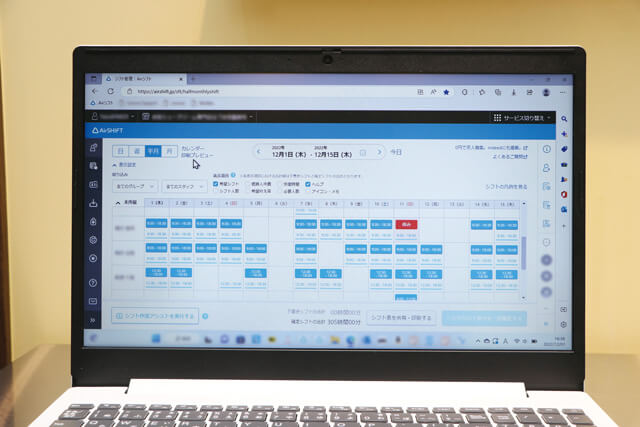 シフト作成にかかる時間は15分。忙しい時期でもシフト管理業務に取られる時間が少なく、ストレスは感じないとシフトリーダーは話す