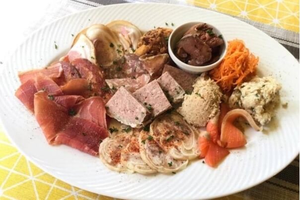 看板メニューの「シャルキュトリーの盛り合わせ」1人前880円～