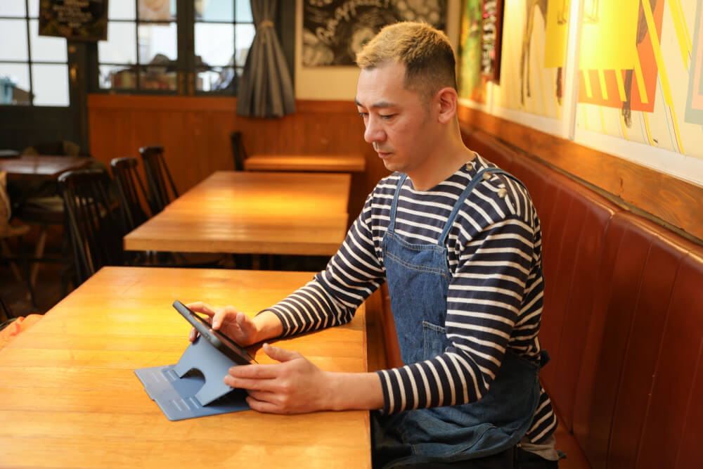 シフト管理は店舗のタブレットのほか、吉田氏のスマートフォンでも行える。「店以外の場所でも作業できるのが便利」と吉田氏