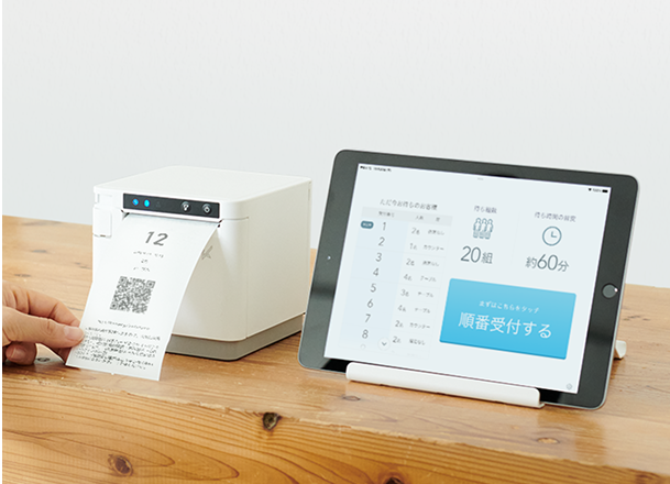 iPadで順番受付をし、発券をしている様子