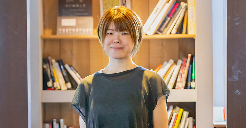 写真：本と珈琲梟書茶房様のスタッフ