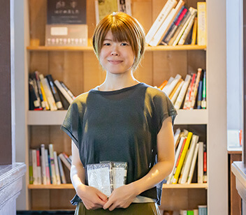 写真：本と珈琲梟書茶房様のスタッフ