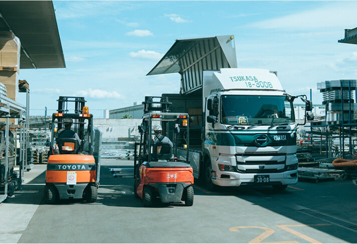 写真:積み下ろしを行っている様子