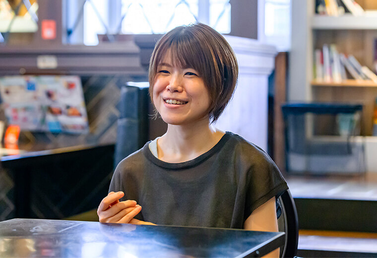 写真:本と珈琲梟書茶房様のスタッフが説明をしている様子