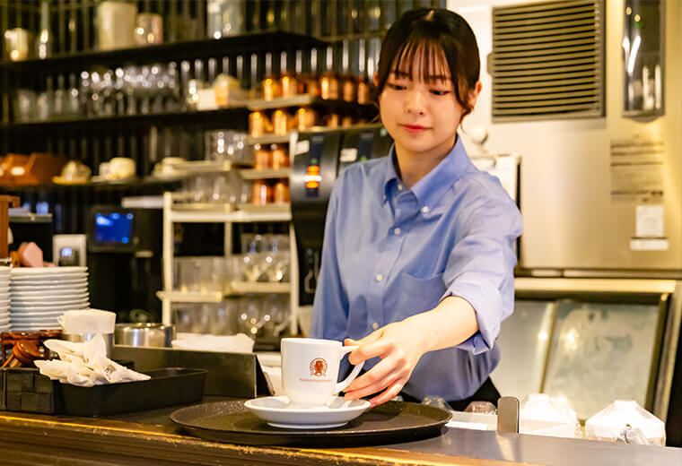 写真:本と珈琲梟書茶房様のスタッフが配膳をしている様子