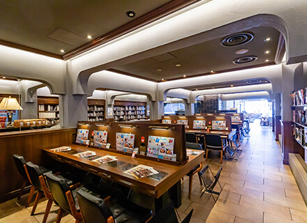 写真：本と珈琲梟書茶房様の内観