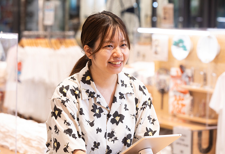 写真:ユニクロ 原宿店様のスタッフが説明している様子