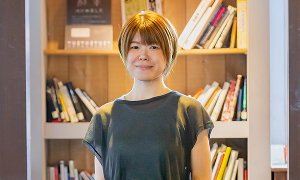 写真：本と珈琲梟書茶房様のスタッフ