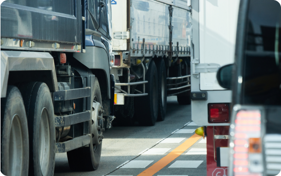 写真:道路がトラックで渋滞している様子