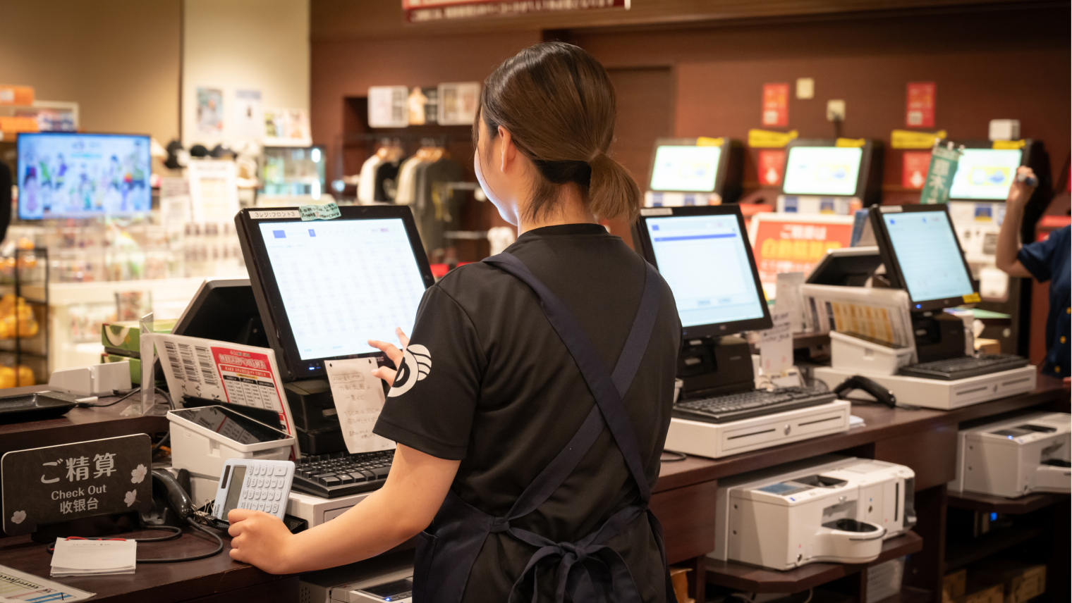 RAKU SPA のスタッフがフロントで接客業務を行っている様子