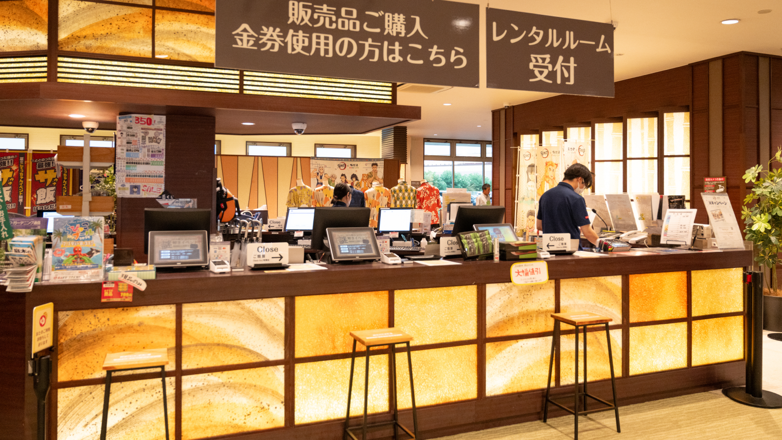 RAKU SPA 鶴見のフロントカウンターの様子