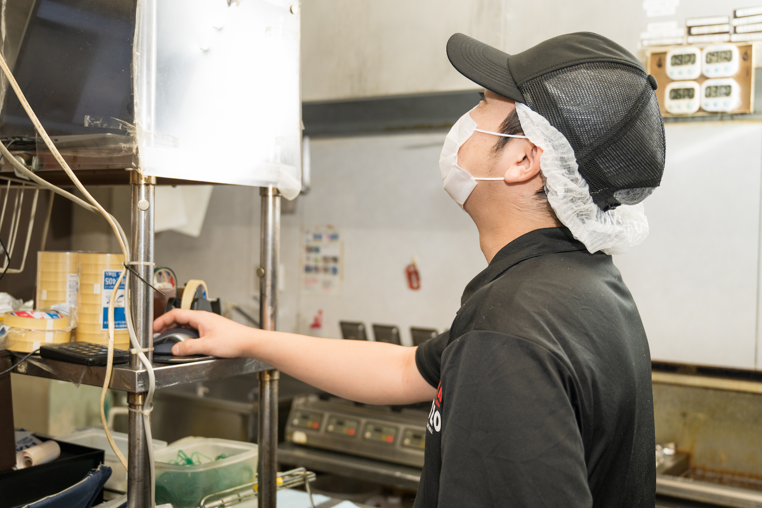 パソコンを確認する木場様の様子