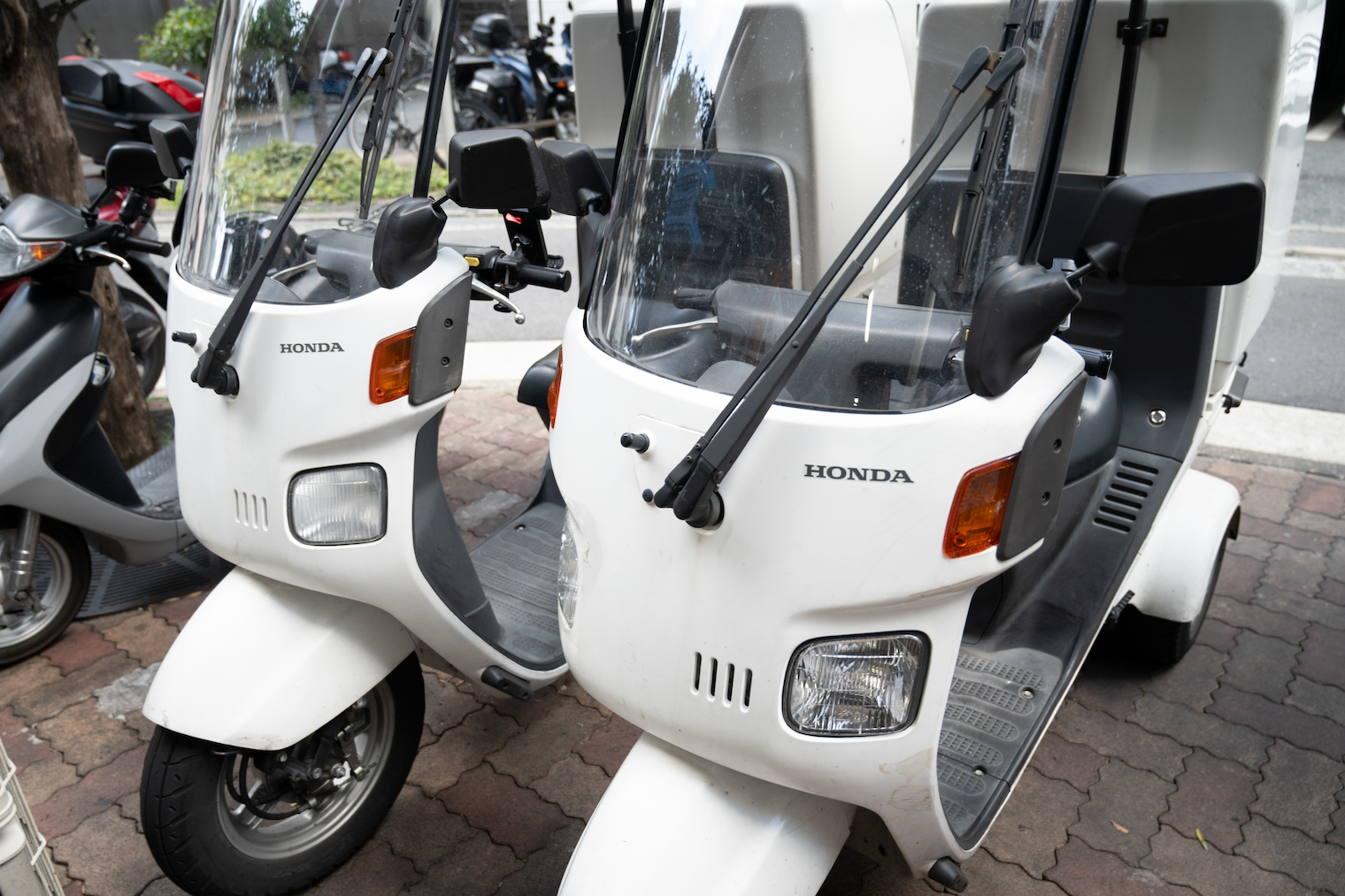 デリバリー用のバイクの画像