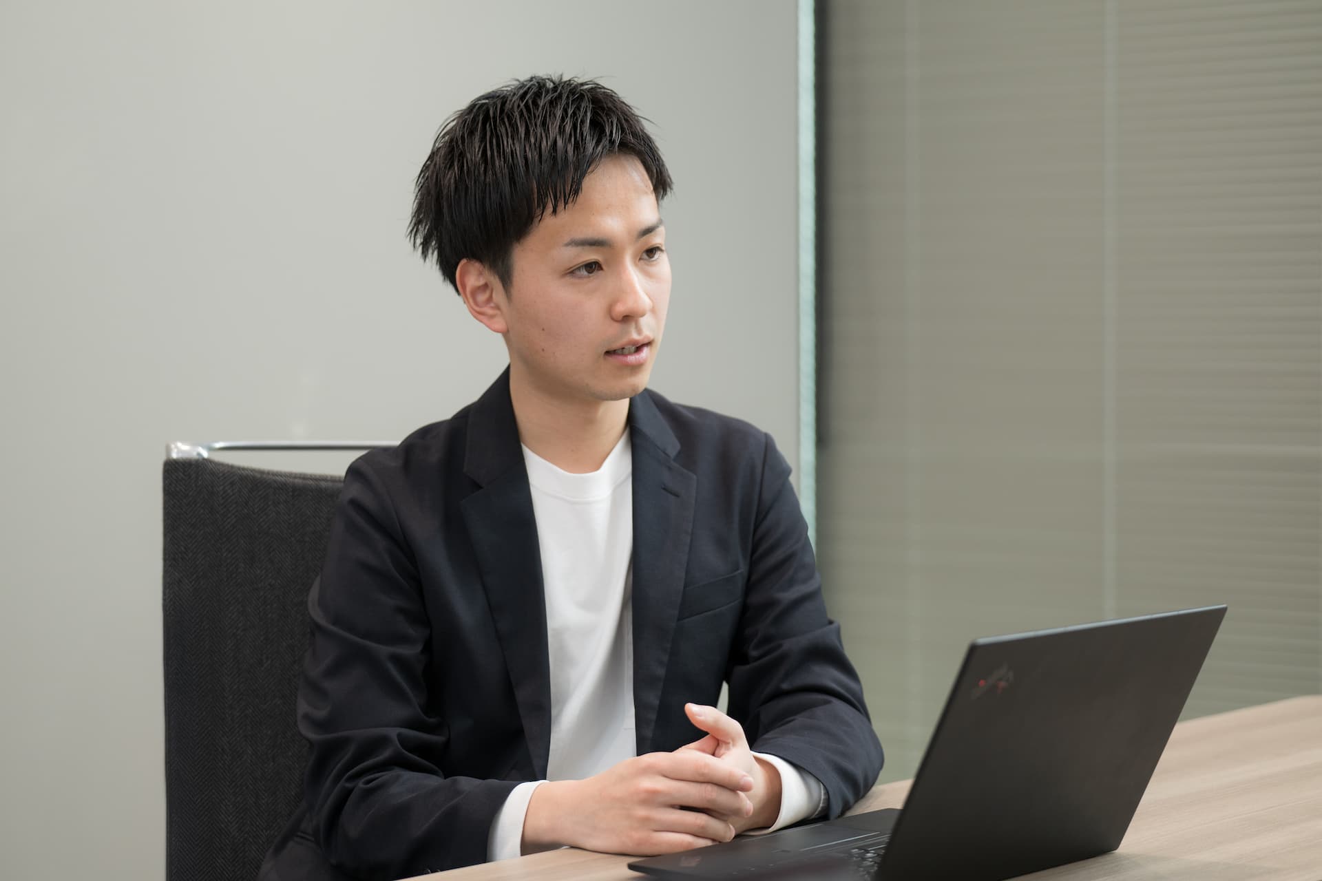 インタビューを受ける藤井様