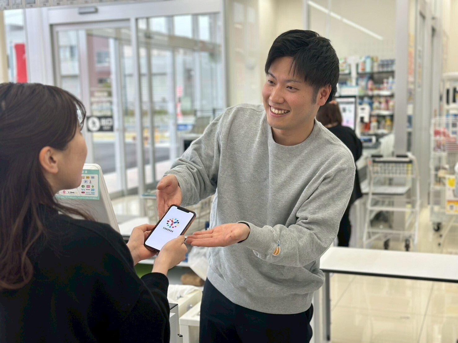 レジ対応中の男性店員